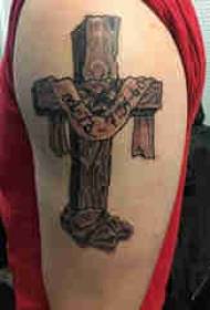 Dobleng malaking tattoo ng tattoo ng lalaki na malaki ang braso sa ingles at mga larawan sa cross tattoo