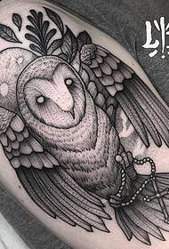 Gran brazo búho punto de cruz espina negro gris tatuaje patrón
