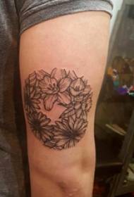 Ilustrasi tato lengan besar lengan besar pria pada gambar tato tanaman bunga hitam