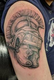 Голема рака на момчето со тетоважа на Самурај на црна сива воинска кацига за слика за тетоважи