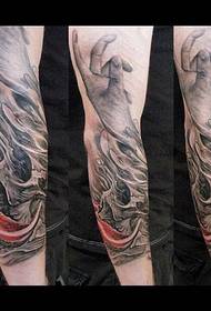 Tattoo artist velike ruke tetovaža rad