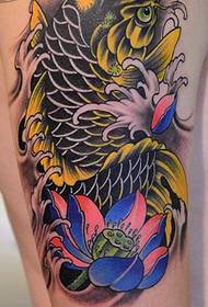 Zlatna tetovaža lignje na velikoj ruci