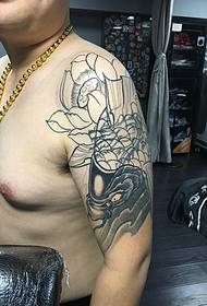Fotos de tatuaje de calamar de línea simple de brazo grande para hombres
