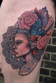 Тетоважа по традиција девојка бутовите на бутовите на цвеќиња и карактери со тетоважа слики