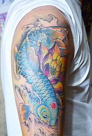 Gran tatuaxe de calamar azul brillante