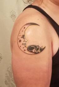 Tattoo mjesec djevojka slika djevojka velika ruka na štene i mjesec tetovaža sliku