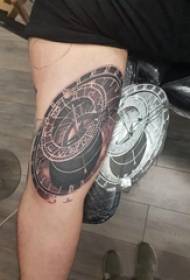 Tattoo kompas djevojka skicira tetovažu na bedru