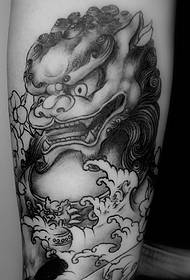 Big black and white traditional Tang lion tattoo pattern is very cool