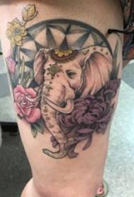 Elephant nga tattoo sa batang babaye nga ingon litrato sa bulak nga tattoo