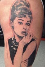 Kofshën e vajzës së tatuazhit ndërkombëtar të kofshës mbi tezen e zezë Li Heben foto tatuazhe