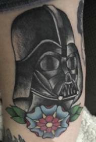 Ilustración de tatuaje de brazo grande brazo grande masculino en flor y tatuaxe de samurai