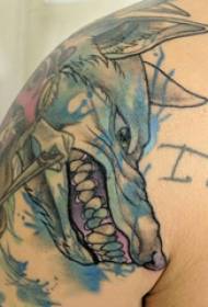 Nagy kar tetoválás illusztráció férfi nagy kar a színes farkas fej tetoválás kép