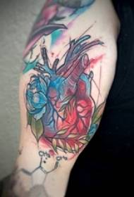 Anak laki-laki lengan di garis sederhana gradien yang dicat menanam bunga dan gambar tato jantung