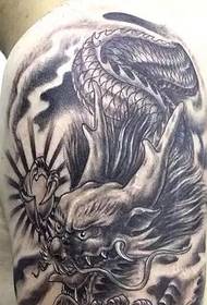 Zgodan i podebljan uzorak tetovaže od crnog pepela