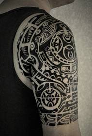 Стара традиционална класична личност на тетоважа со голема рака