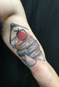 Livros de tatuagem, fotos de tatuagem masculina, braço grande, maçã e livro