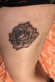 Традиція татуювання стегна дівчина стегна на малюнку татуювання чорна троянда