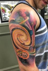 Tattoo մոլորակի տղա `մեծ բազուկով մոլորակի վրա, տիեզերքի դաջվածքի նկարում