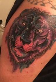 Пара великої руки татуювання хлопчика великої руки на кольорові малюнки татуювання лева