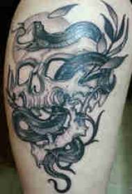 Tradizione di tatuaggi di musca serpente di coxa e stampe di tatuaggi di craniu