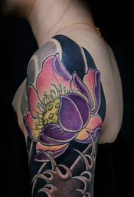 Tatuaż fioletowego lotosu z dużym ramieniem sprawi, że Twoje oczy zabłysną