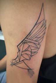Dubbele grote arm tattoo mannelijke grote arm op zwarte vleugels tattoo foto