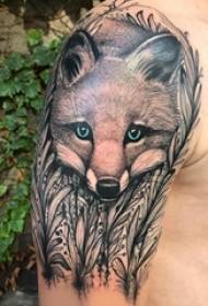 ເສື້ອເຊີດ ໝູ ນ້ອຍທີ່ມີຮູບຊົງເກົ້າຜົມຊາຍໃຫຍ່ໃສ່ຮູບ tattoo ສີ ດຳ Fox