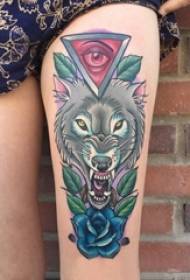 Традиционная татуировка бедра на бедре волка и роза