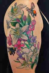 植物纹身 女生大臂上彩绘的花朵纹身图片