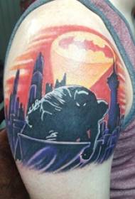 Grote arm tattoo illustratie mannelijke grote arm op batman en landschap tattoo foto