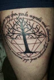 Tatuaggio dell'albero, ragazzo, coscia sull'immagine del tatuaggio dell'albero