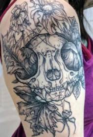 Tatueringsflicka med dubbla armar på storarmens växt- och tatueringsbild