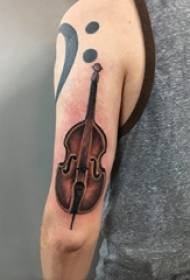 Duże ramię tatuaż ilustracja mężczyzna duże ramię na kolorowym obrazie tatuaż skrzypce