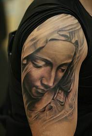 Grande bracciu di dea bianca è nera ritrattu un tatuu di stampa
