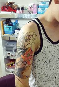 Vest ерлердің үлкен қолдарымен әдемі кальмар татуировкасы суреттері