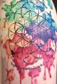 Илюстрация на голяма татуировка на ръката мъжка голяма ръка върху цветна кръгла татуировка снимка