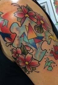 Gadis tato lengan ganda lengan besar pada gambar bunga dan puzzle tato