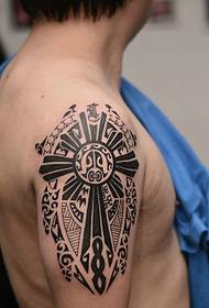 Dvije velike totemske tetovaže u elegantnoj atmosferi