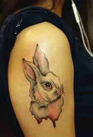 El petit tatuatge de conill blanc al braç de la noia és molt bonic.