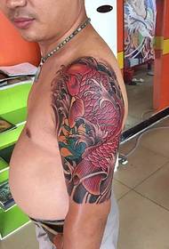 Beer caloosha waxay iftiimisaa tattoo snapper cas ee gacanta ninka