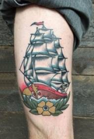 Coscia maschile di u tatuaggio di a femina nantu à una foto di tatuaggi di vela di culore