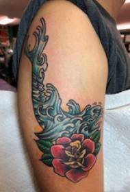 Double tatouage de gros bras mâle gros bras sur des fleurs et des images de tatouage de baleine