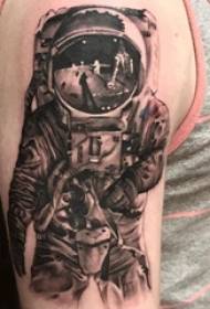 Astronauto tatuiruotės modelio eskizas ant berniuko rankos