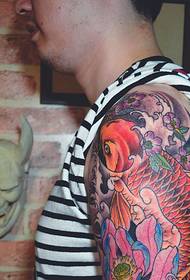 Tatuaje de tatuaxe de muleta vermella colorida que cubre todo o brazo