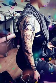 Grande immagine squisita del tatuaggio del fiore in bianco e nero del braccio grande
