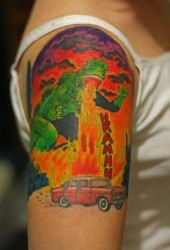 Wielkie ramię z kreskówką pomalowane wzorem tatuażu Godzilla na ogień i samochód