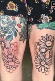 Blom tatoet famke ienfâldige poat tatoeage blompatroan op dij