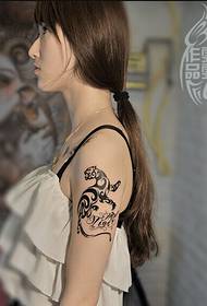 Busana klasik kecantikan lengan besar gambar tato totem harimau gambar