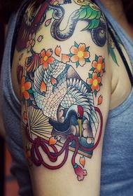 Braço grande colorido vários padrões juntamente com tatuagem