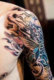 Mladi i energični uzorak tetovaže lignji s velikim krakovima